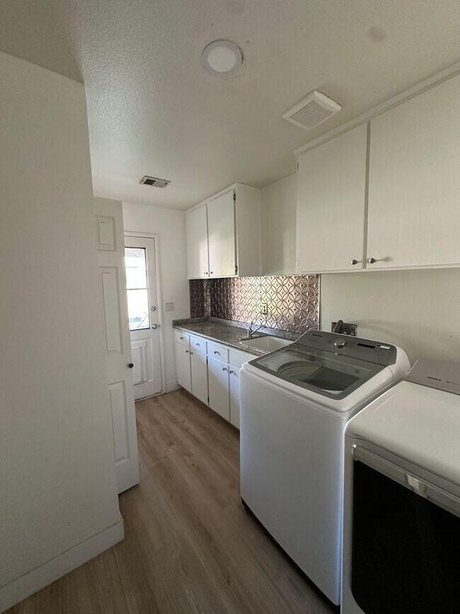 Building Photo - Charming Home Rent Ready !