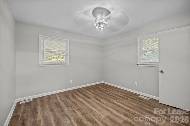 Building Photo - 4800 Maplecrest Dr