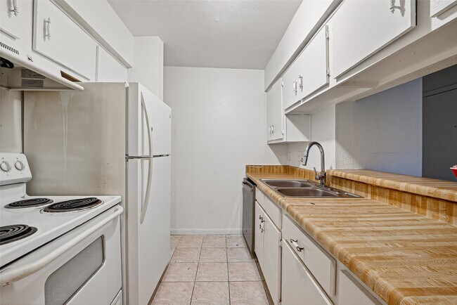 Building Photo - 7200 Clarewood Dr