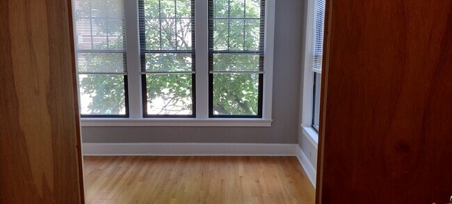 Building Photo - 531 W Briar Plz