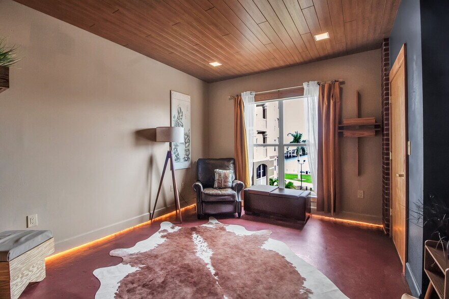 Building Photo - 808 3rd Ave W