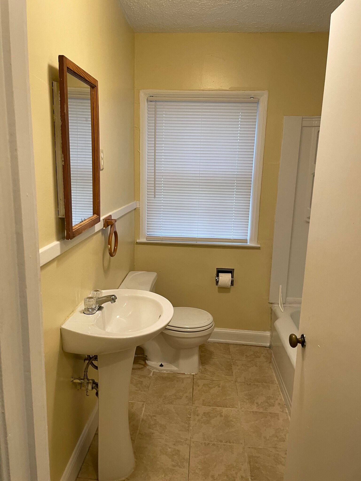 Building Photo - 1037 6th St W