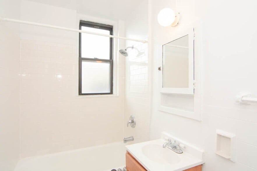 Building Photo - 3335 W Diversey Ave