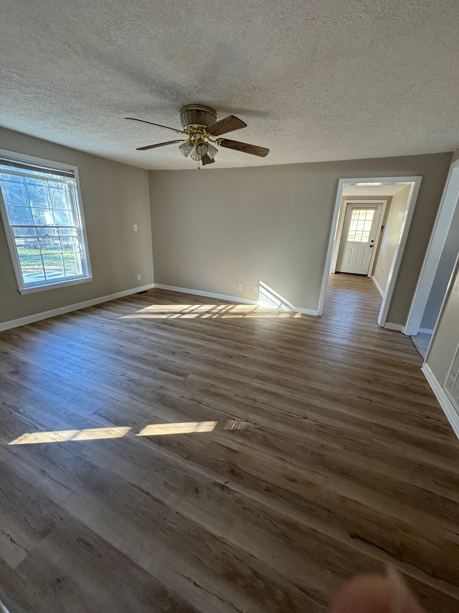 Building Photo - 833 Cumberland Dr