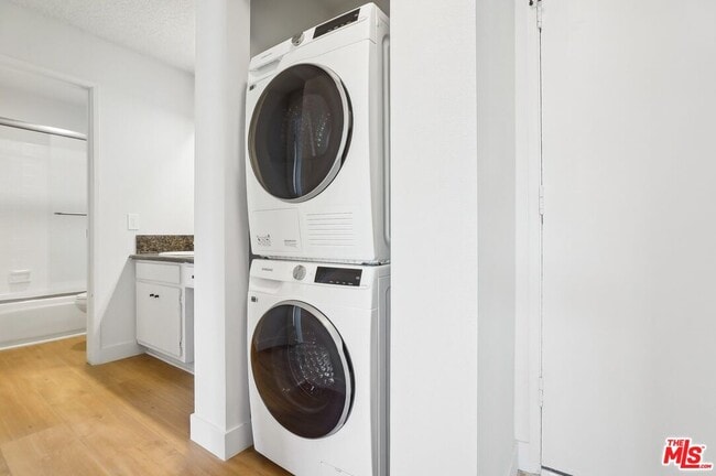 Building Photo - 1352 S Carmelina Ave