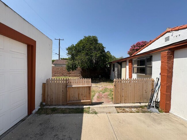 Building Photo - Charming Spanish Colonial house with huge ...