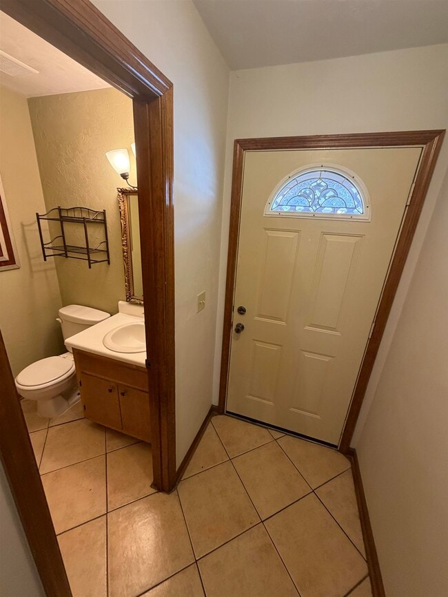 Building Photo - 3207 Shamrock St E