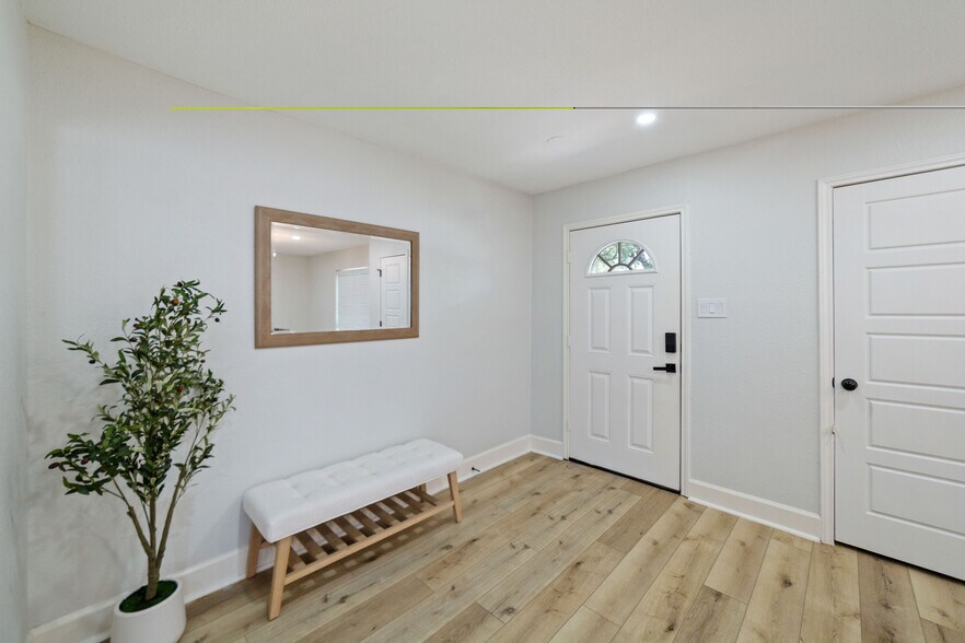 Building Photo - 5642 Cartagena St