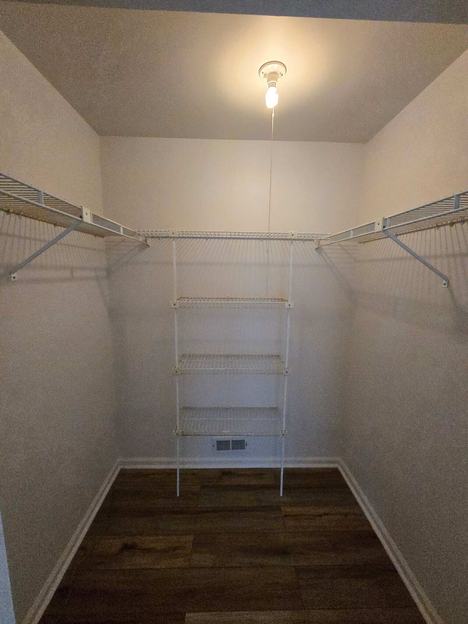 Building Photo - 6 Canterbury Ct