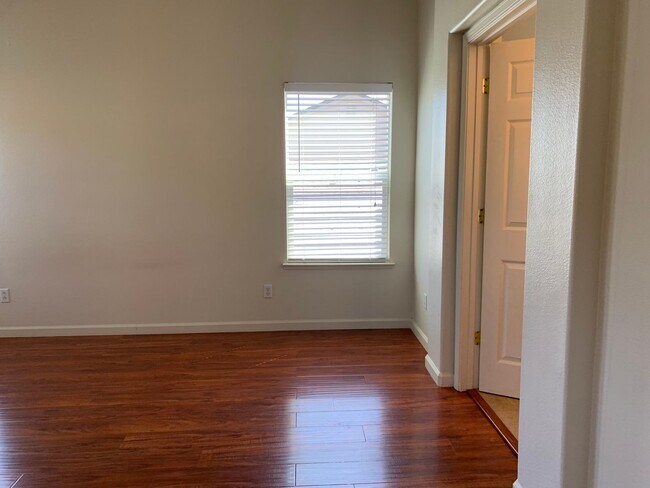 Building Photo - Spacious 4 bedroom 2.5 Bathroom Gold River...