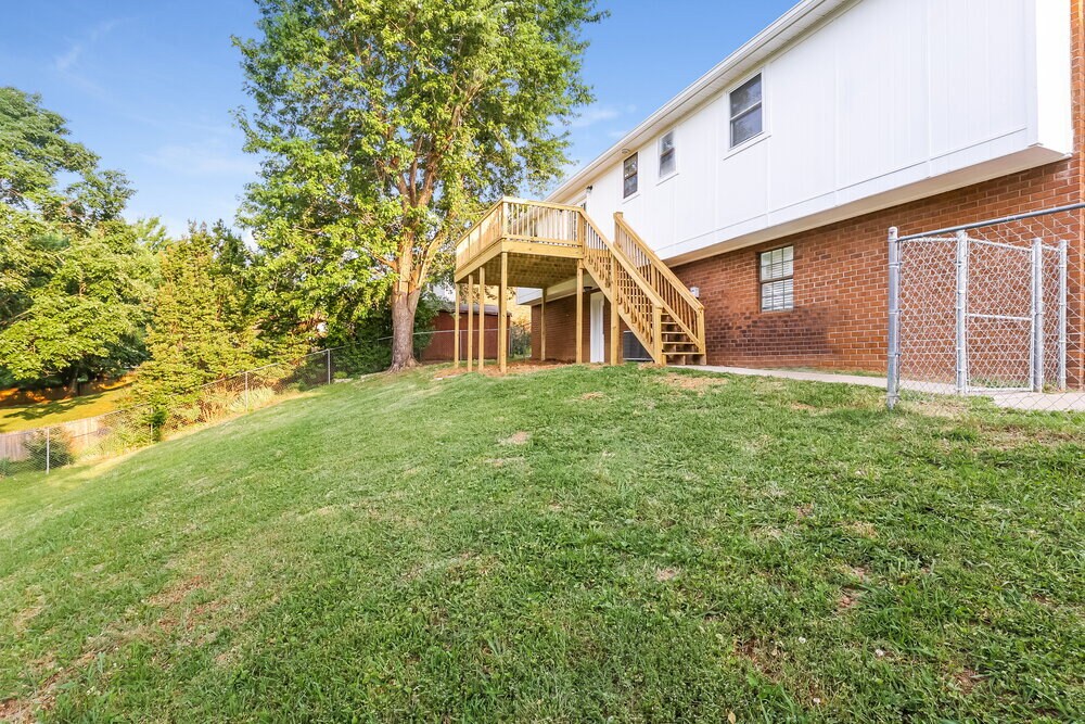Building Photo - 5173 Roxborough Dr