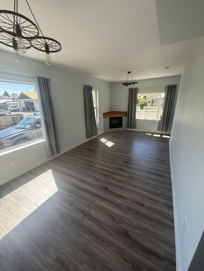 Building Photo - Great updated home on quiet downtown street