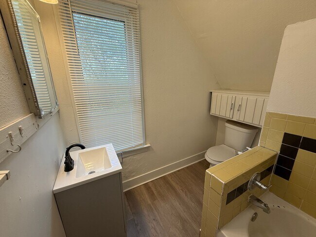 Building Photo - 1621 Court St