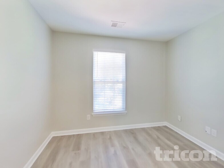 Building Photo - 2536 Bayview Dr