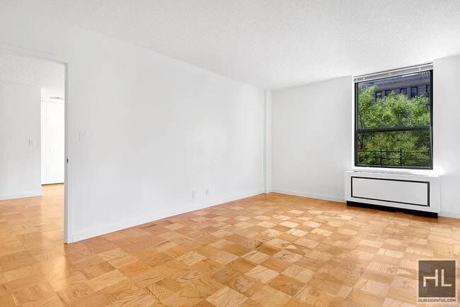Building Photo - Spacious 3-Bedroom, 2-Bath Apartment on We...