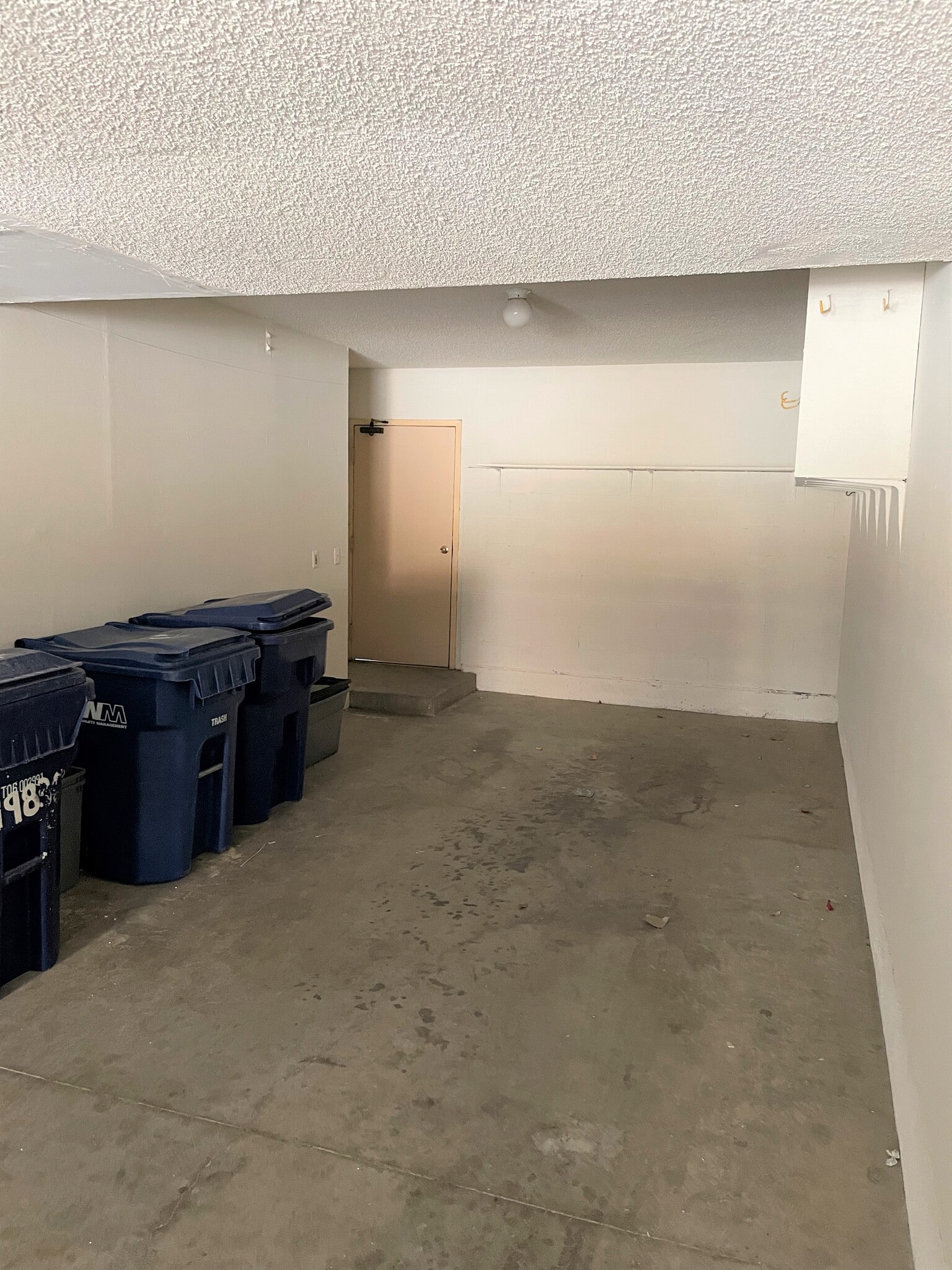 2 car garage - 19808 Sandpiper Plz