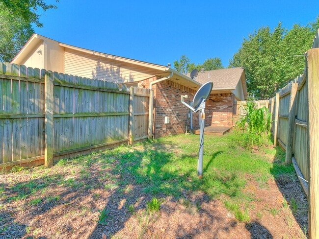 Building Photo - Adorable duplex in Norman