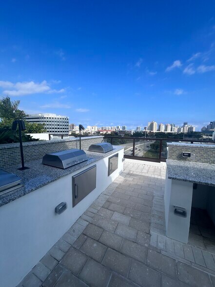 Building Photo - 2385 NE 194th St