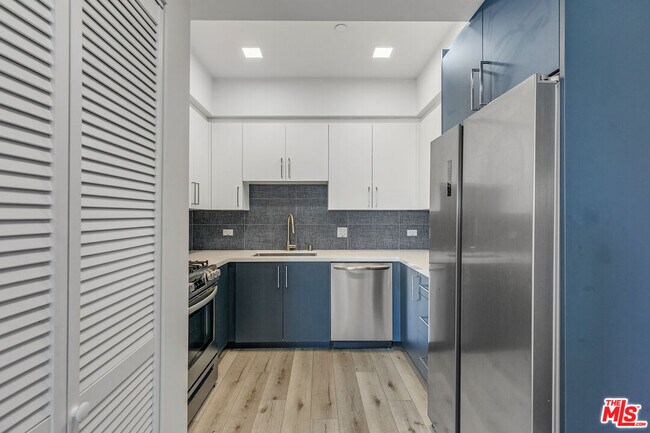 Building Photo - 1111 N Kenmore Ave