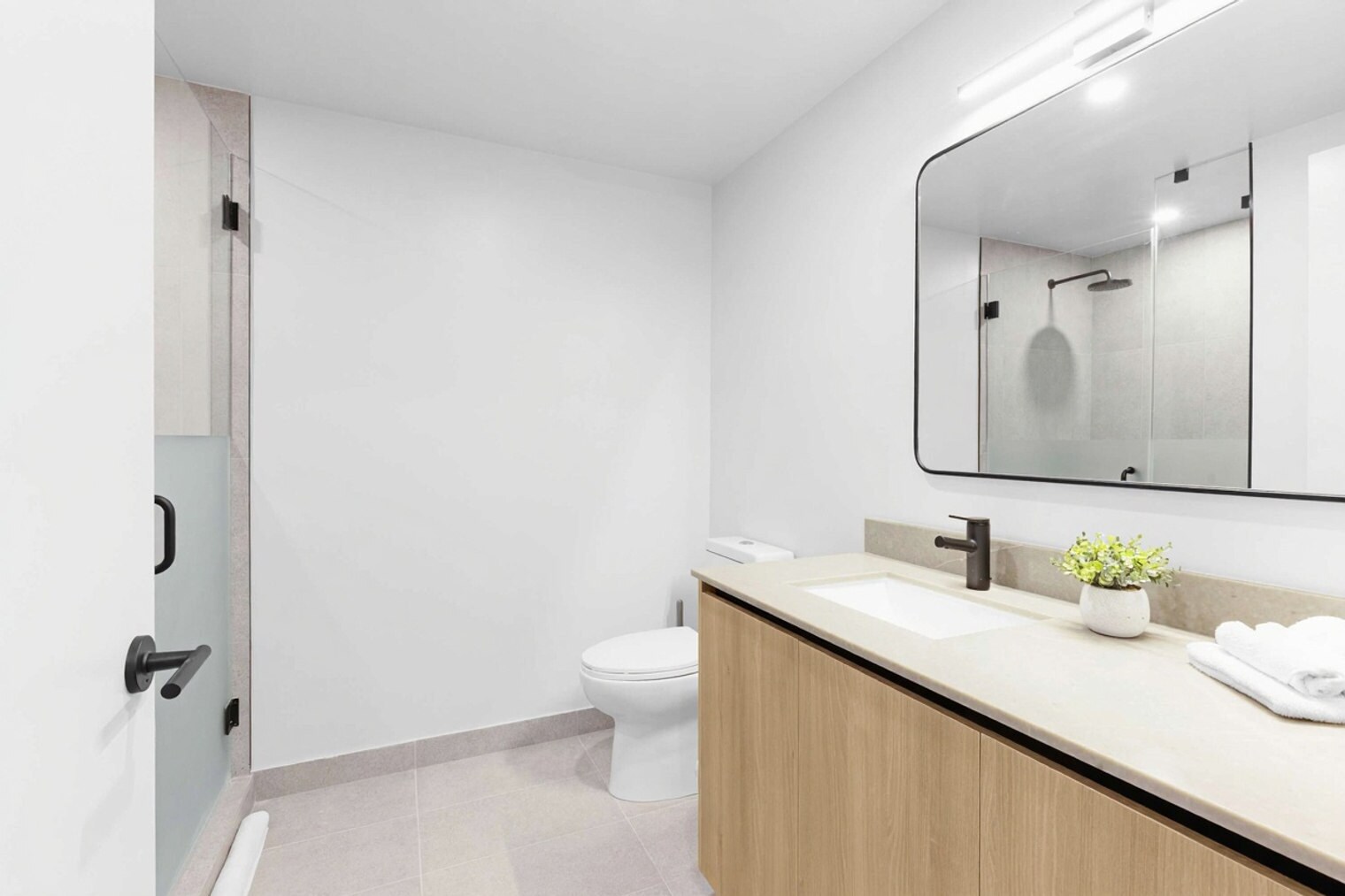 Building Photo - 501 NE 1st Ave