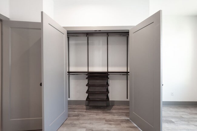 Building Photo - Beautiful 2bd/2.5ba Contemporary Townhome ...