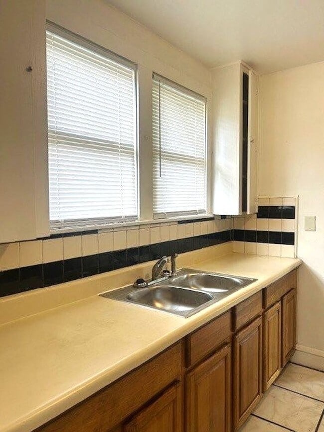 Building Photo - Spacious 2 bedroom 1 bath with sunroom and...