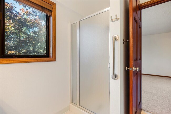 Building Photo - Lovely 3 bedroom, 2.5 bath townhouse with ...