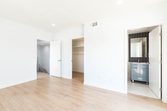 Building Photo - 756 N Ridgewood Pl