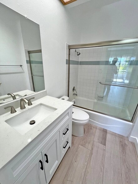 Building Photo - 15507 Moorpark St