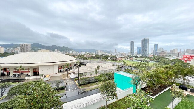 Building Photo - MOVE-IN READY 1 BED/1 BATH/1 PRKG IN 909! ...