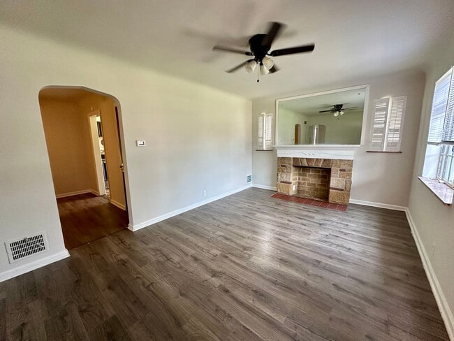 Building Photo - CHEVIOT: Charming 3+ bed 1.5 bath 1 car