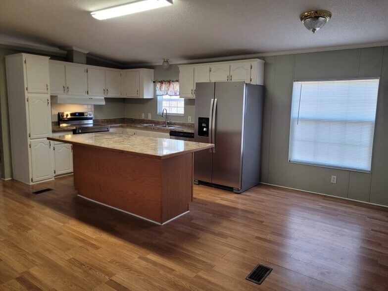 Building Photo - 22696 Lakeway Hbr