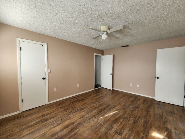 Building Photo - 1425 Hathaway Ave