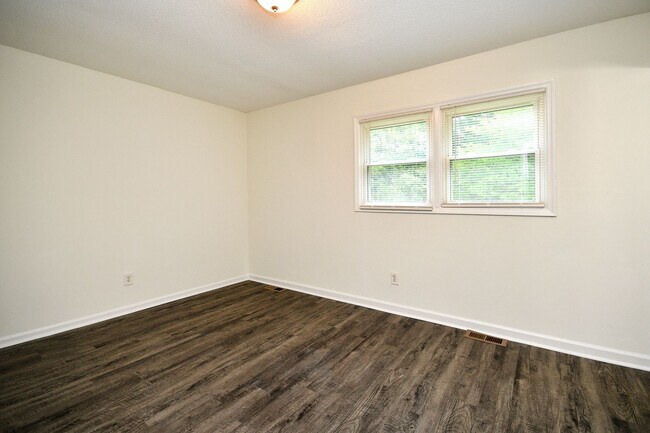 Building Photo - New Lower Price! Remodeled 3 bed / 1.5 bath home near downtown Spartanburg