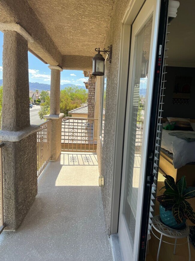Building Photo - ABSOLUTELY AMAZING! Large 4 bedroom 2 stor...