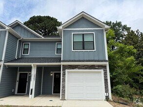 Building Photo - Brand New Townhome Minutes from uptown Cha...