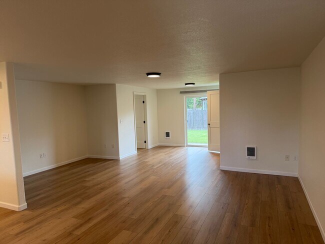 Building Photo - Updated 3 bedroom 1 bath duplex in Junction City!