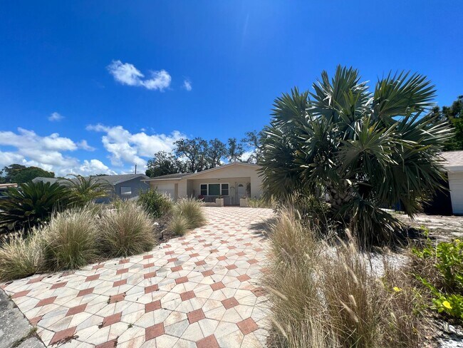 Building Photo - HIGH AND DRY St. Petersburg 2/1.5 HOME FOR...