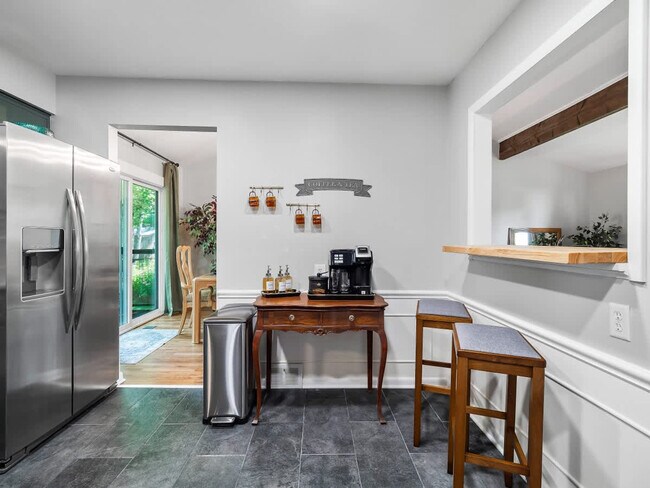 Building Photo - 670 Treeside Dr