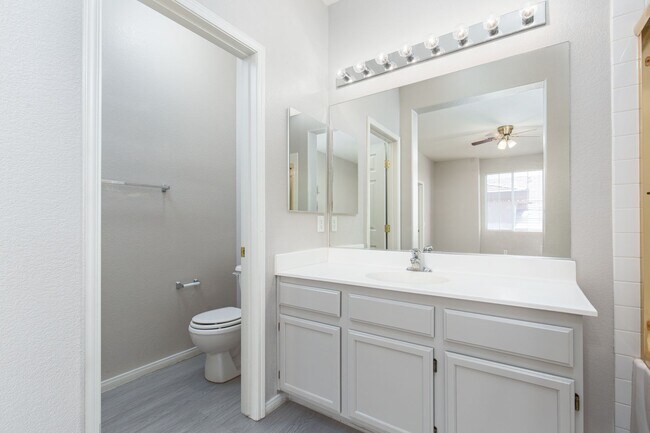 Building Photo - NW townhome with 2 car garage in gated community.