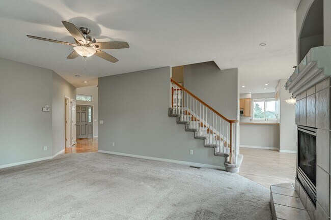 Building Photo - 4 bedroom, 5 bath hime with 3 car garage