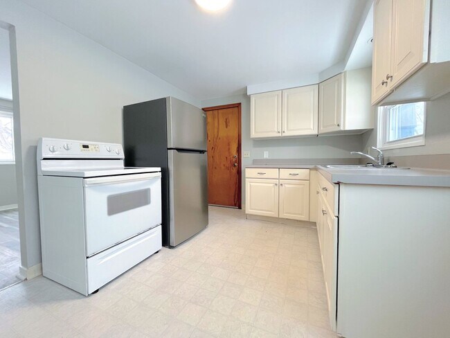 Building Photo - 424 Springville Ave