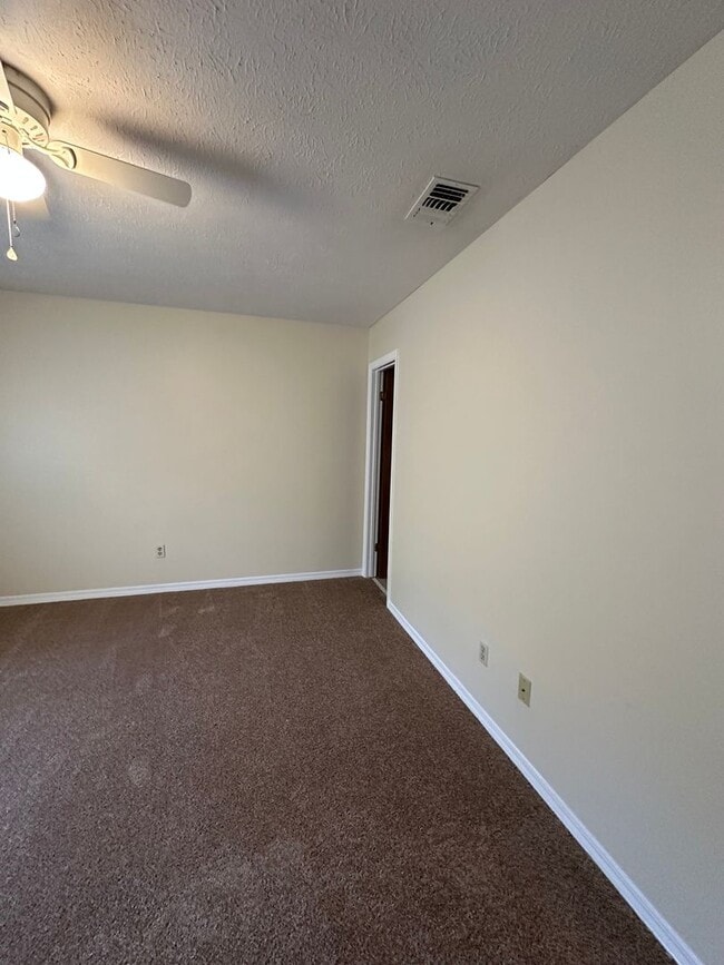 Building Photo - 2 bed 2 bath townhome, perfect location!