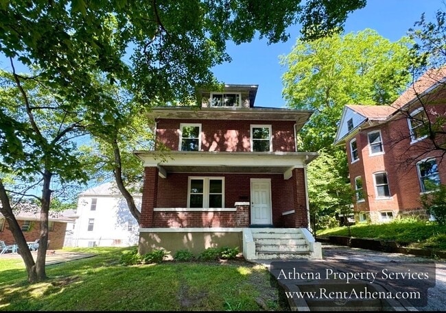 Primary Photo - 5 Bedroom / 2 Bath House - Near SEMO's Cam...