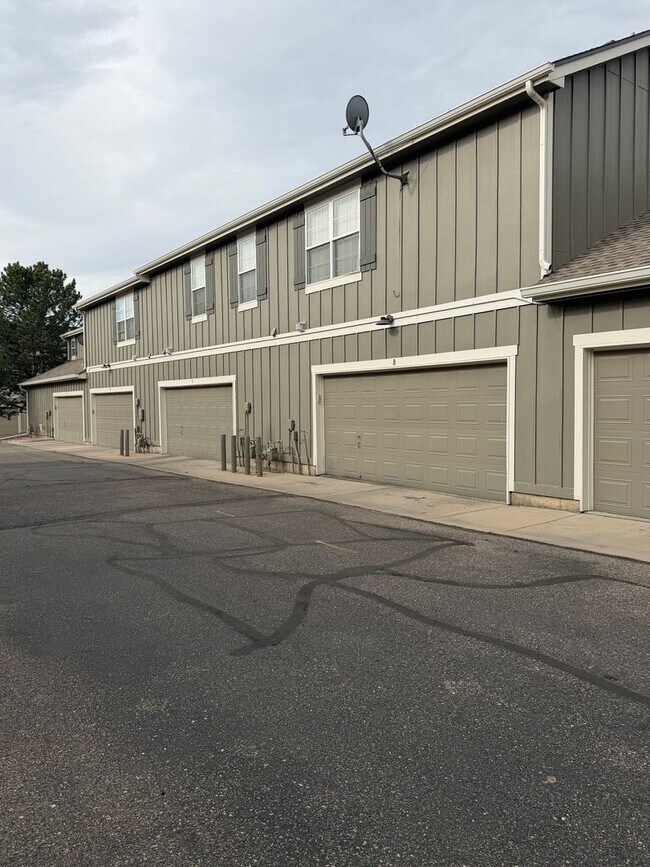 Building Photo - 2 Bedroom Townhome with Community Pool