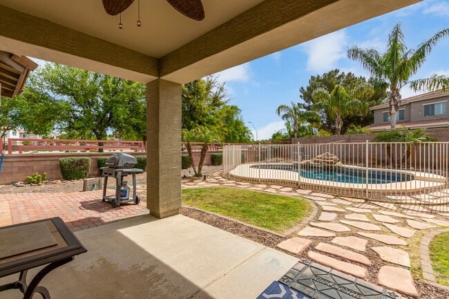 Building Photo - Lovely home in cul-de-sac lot with fenced pool!