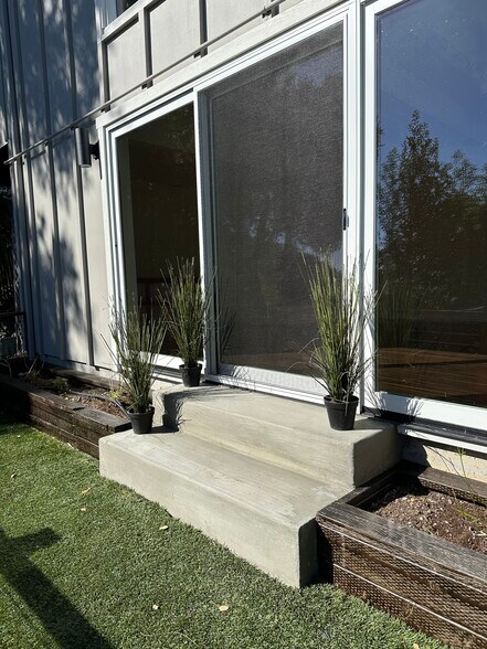 Exclusive private entrance through garden - 101 Oak Springs Dr