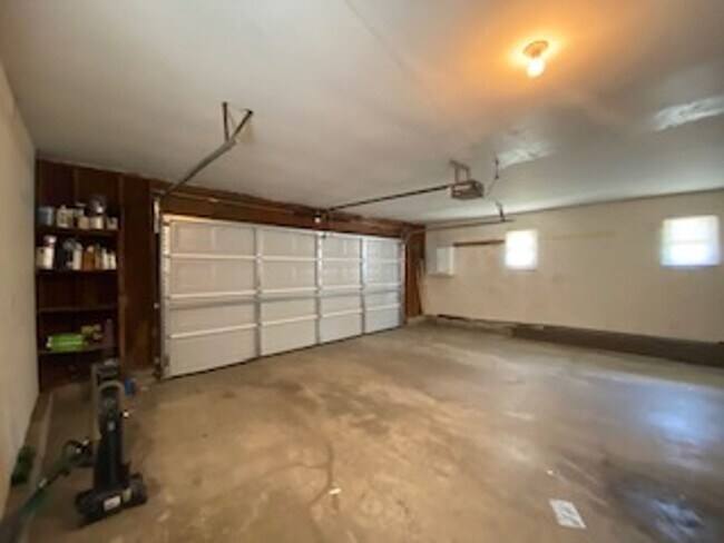 Building Photo - 3 Bedroom Home Available in Elkhart!