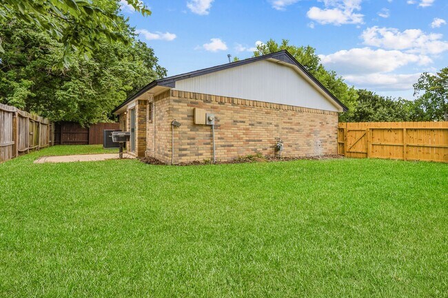 Building Photo - 7310 Londres Dr