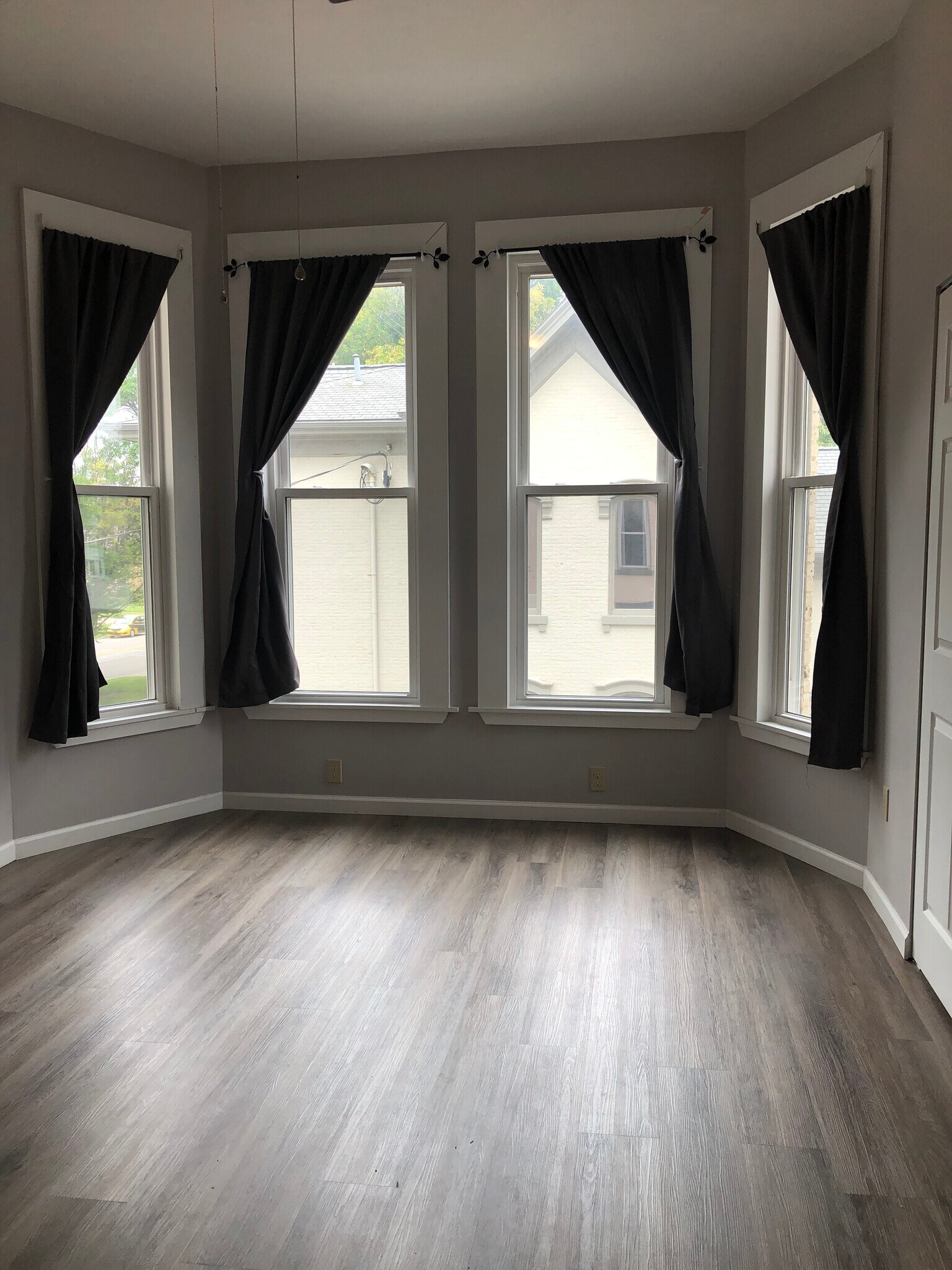 Building Photo - 437 W 6th St